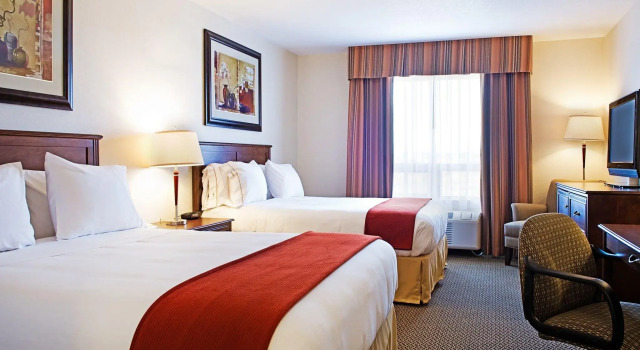 Четырёхместный номер Standard Holiday Inn Express & Suites Drayton Valley by IHG