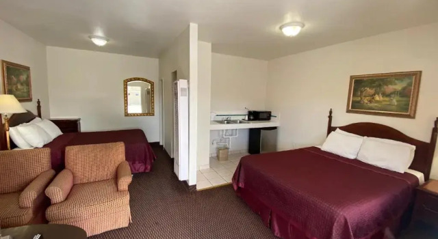 Четырёхместный номер Standard Economy Inn Paso Robles
