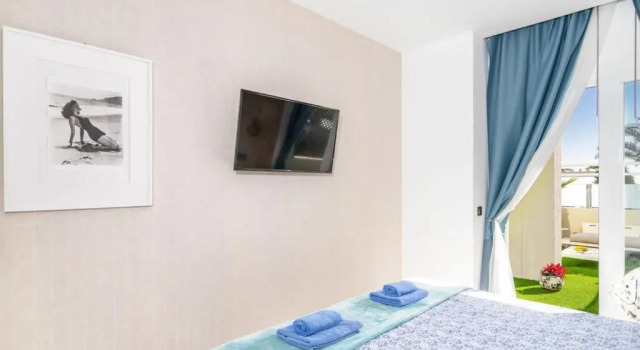 Apartamentos LOLA y MANUELA en primera línea playa Carihuela con excelente Terraza-jardin de 80 m2 frente al Mar con aparcamiento privado Ideal para descansar oyendo las olas del Mar, Забронировать Апартаменты/квартира Отели Торремолинос с парковкой, рядом с Культурный центр им. Пабло Руиса Пикассо, Парковка