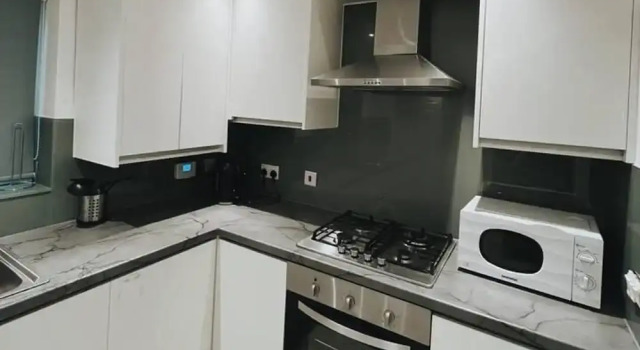 Stunning 3-bed House in Oldbury, Забронировать Дом для отпуска Олдбери Уэст-Мидлендс
