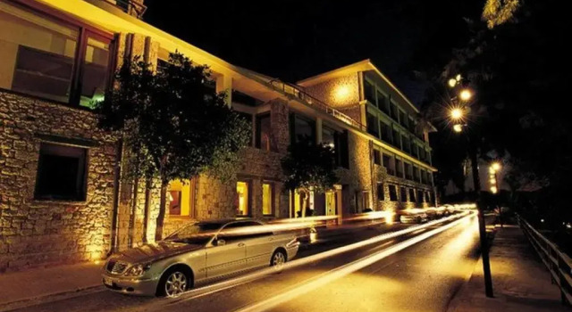 Amphitryon Hotel