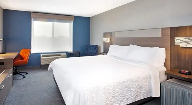 Двухместный люкс c 1 комнатой Holiday Inn Express Hotel & Suites - Belleville Area by IHG