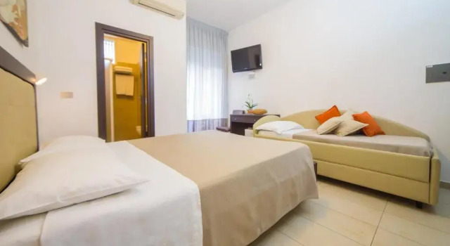 Четырёхместный номер Standard Mediterraneo Hotel & Suites