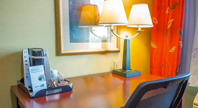 Люкс c 1 комнатой с балконом и с видом на реку Holiday Inn Express Hotel & Suites Richland