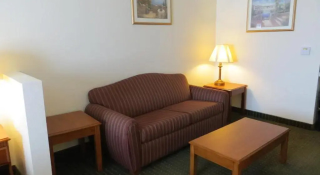 Четырёхместный номер Deluxe Best Western Plus Lake Elsinore Inn & Suites