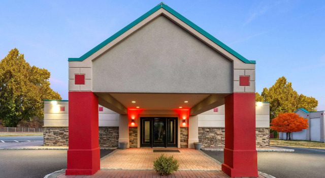 Ramada by Wyndham Parsippany, Забронировать Отель Отели и гостиницы Парсипанни, Отель