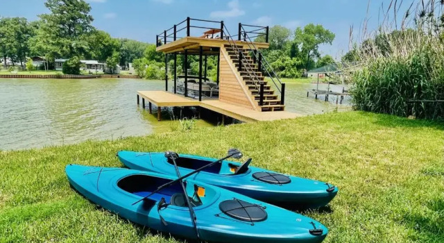 Коттедж The Benjamin I - 2022 Built Luxury Retreat with Backyard Paradise with Hot Tub Outdoor Movie Screen Dock & Boat Rental