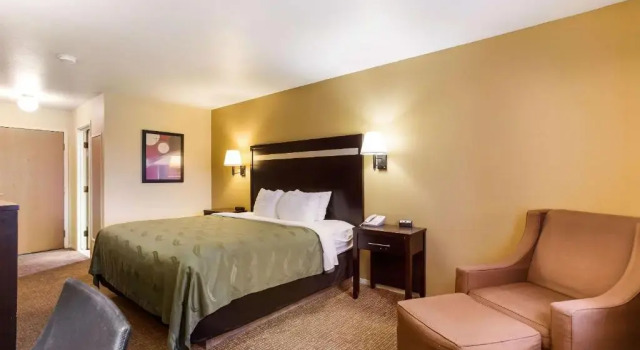Номер Standard Quality Inn Airport