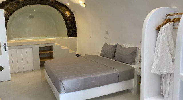 Fira-cave-sleeps 13-parking-pool-pet Friendly