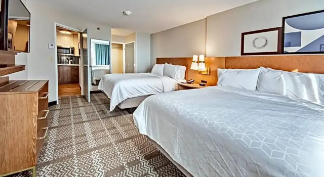 Четырёхместный люкс c 1 комнатой Staybridge Suites Cedar Rapids North by IHG