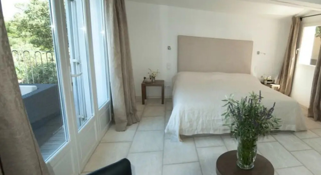 Maison de Noah, Rezerwuj Hotel Hotele w Lagnes z parkingiem, Parking