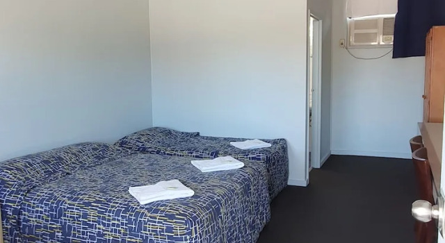 Четырёхместный номер Standard Kooyong Hotel