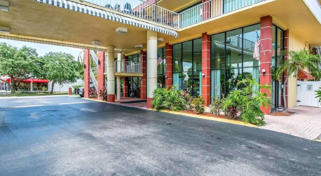 Номер Standard Quality Inn & Suites at Tropicana Field