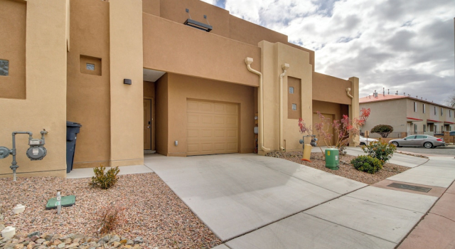 Апартаменты 3 Mi to Old Town: Albuquerque Townhome w/ Yard!