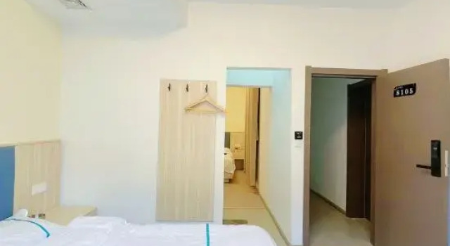 Люкс Deluxe Kunming Crescent Movie Hotel (Datou Skyscraper Shopping Center)