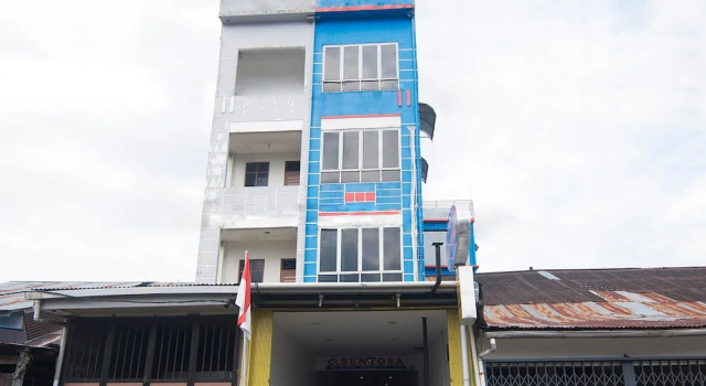 OYO 1484 Sentosa Guest House, Book Guesthouse Pontianak 