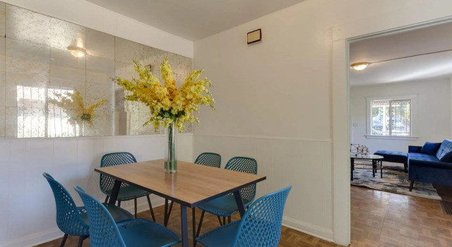 Los Angeles 3 Bedroom Charmer with Large Guest House, Забронировать Гостевой дом Гостевые дома Лос-Анджелеса, Гостевой дом