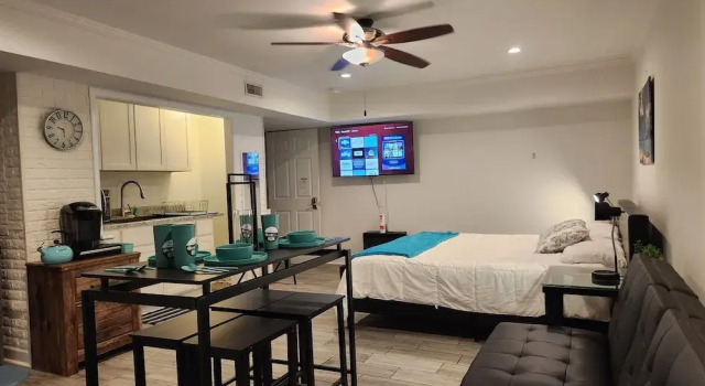 Exec Suite King Bed Hot Tub Gym Laundry, Buchen Sie Ferienhaus Kernersville 