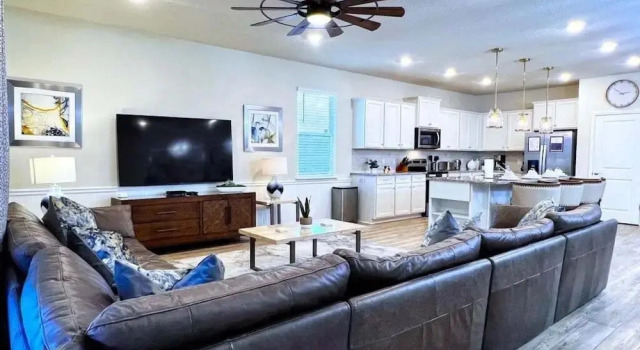 Scifi Theater Amazing Theme 7 Bed Pool Home 7 Bedroom Home, Varaa Lomakoti Huvilat kohteessa Florida, Villa