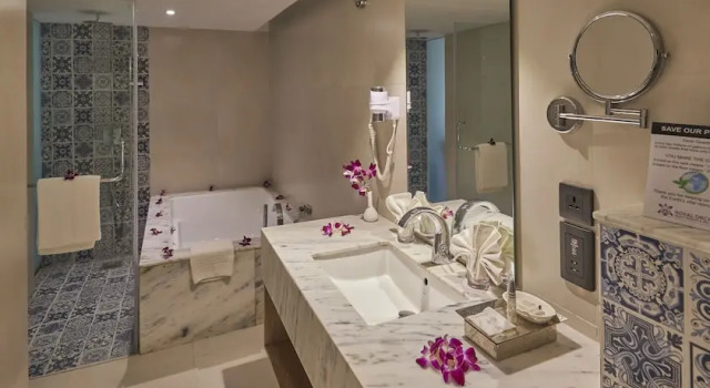 Люкс Luxury с балконом Royal Orchid Beach Resort & Spa, Goa