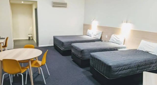 Трёхместный номер Superior Mayfair Plaza Motel and Apartments