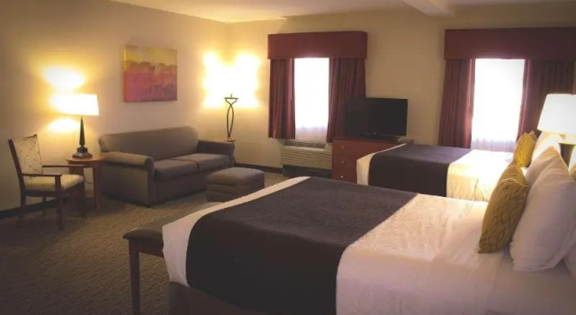 Четырёхместный семейный номер Standard Best Western Plus Arrowhead Hotel