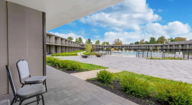 Четырёхместный номер Superior с видом на бассейн Wyndham Lancaster Resort and Convention Center
