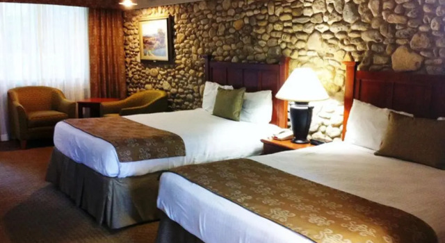 Четырёхместный номер Standard с видом на бассейн Inn of the Hills Hotel and Conference Center