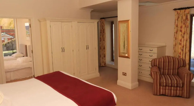 Трёхместный номер Standard WatersEdge Hotel