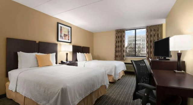 Четырёхместный номер Standard Days Hotel by Wyndham University Ave SE