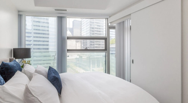 Noel Suites-York St and Lakeshore Blvd, Забронировать Отель Торонто Greater Toronto Area, рядом с Театр Принцесса Уэльса