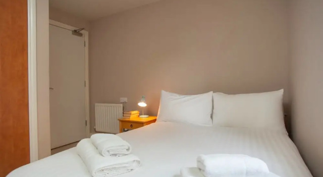 Gorgeous 2 Bed Flat in Historical Edinburgh, Забронировать Отель Отели Бротона 3 звезды, 3*