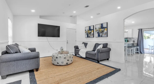 Gorgeous Lake Worth Beach House 4 Bedroom Home by RedAwning, Rezerwuj Hotel Hotele w Palm Beach County z basenem, Basen