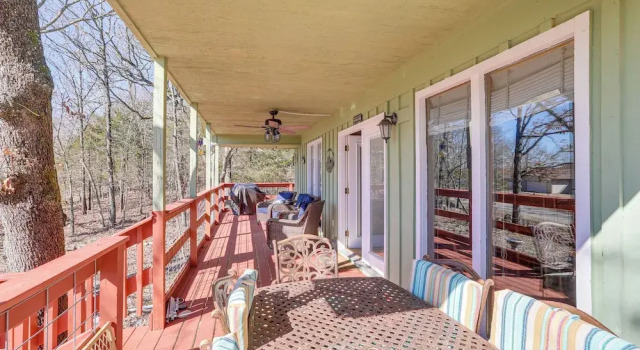 Коттедж с 3 комнатами с балконом Arkansas Lake House w/ Private Dock!