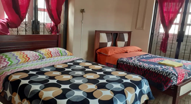 Кровать в общем номере Hostal Mediodia