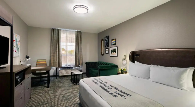 Люкс с красивым видом из окна Oxford Suites Paso Robles