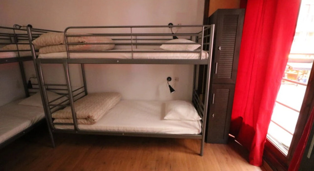 Кровать в общем номере с видом на город I Love Madrid Hostel