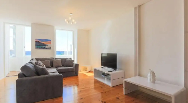 Airy Lapa 2 BR River and Bridge Views AC, Забронировать Апартаменты/квартира Отели Лиссабона с парковкой, рядом с Порт Лиссабона, Парковка