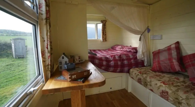 Showman's Hut @ Westcote, Book Hotel Hawick Borders