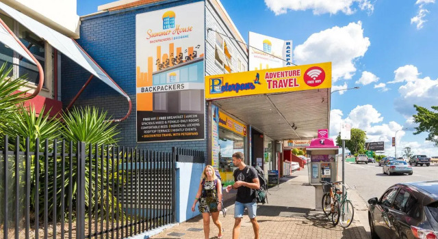 Кровать в общем номере Summer House Brisbane