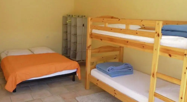 Stunning Holiday Home in Bourdeaux with Hill View, Prenota Hotel Hotel a Alvernia con parcheggio, Parcheggio
