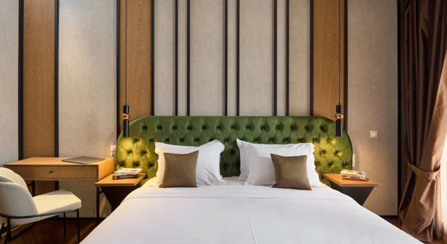 Standardowy trzyosobowy pokój i balkonem Royal Hotel