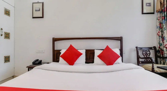 OYO 35498 Shimla British Resort, Забронировать Курортный отель Отели Шимлы с парковкой, рядом с Улица Молл-роуд, Парковка