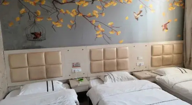 Qujing Hongqiang Business Hotel