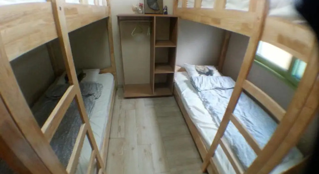 Pat în dormitor (dormitor pentru femei) Dustin Guesthouse - Hostel