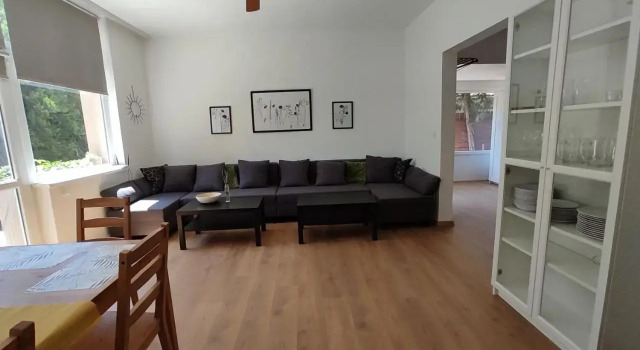 Flóra House 3 minutes from Lake Balaton, Book Hotel Hoteller i Western Transdanubia med parkering, Parkering