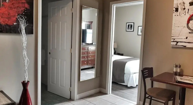 Cozy 1-Bedroom Suite #17 by Amazing Property Rentals, Rezerwuj Hotel Hotele w Outaouais z parkingiem, Parking