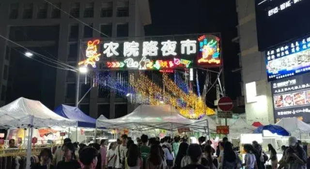 Geziwei Hotel (Nanning Guangxi University Subway Station Nongyuan Road Night Market Shop), Rezerwuj Hotel Hotele w Nanning z parkingiem, Parking