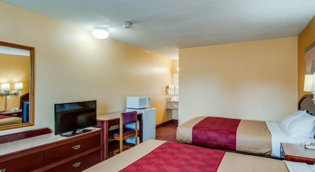 Четырёхместный номер Standard Цокольный этаж с балконом Econo Lodge Near Bluefield College