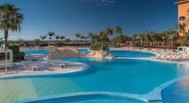 Кровать в общем номере с видом на сад Sheraton Fuerteventura Golf & Spa Resort